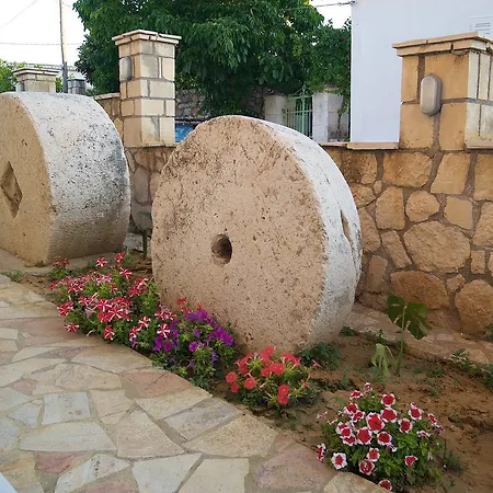 Kazarma At Village Lägenhet Klísmata